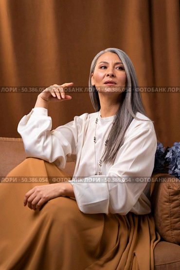 beautiful senior woman portrait posing couch 3. Стоковое фото, агентство Ingram Publishing / Фотобанк Лори