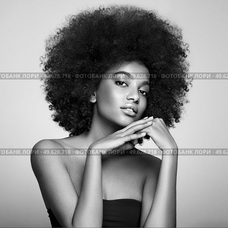 Beautiful smiling girl with curly hairstyle stock photo Women, African Ethnicity, Fashion Model, One Woman Only. Black and white photo. Стоковое фото, агентство Ingram Publishing / Фотобанк Лори