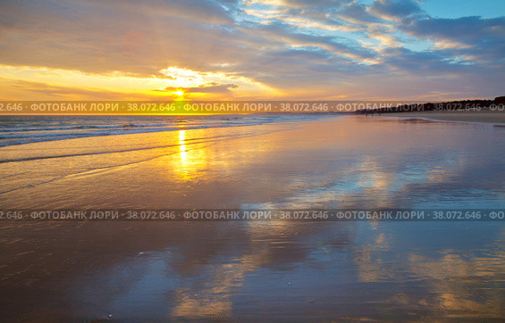 Beautiful south sunset on the sea. Deserted sandy shore of the Atlantic Ocean with the reflection of the clouds. Seascape. Natural summer background. Vilamoura, Falesia, Algarve, Portugal (2012 год). Стоковое фото, фотограф Виктория Катьянова / Фотобанк Лори