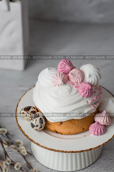 Beautiful stylish still life. Easter cake with meringue, marshmallows, Easter eggs and willow twigs on a light concrete background. happy Easter 2024. (2023 год). Стоковое фото, фотограф Photojuli / Фотобанк Лори