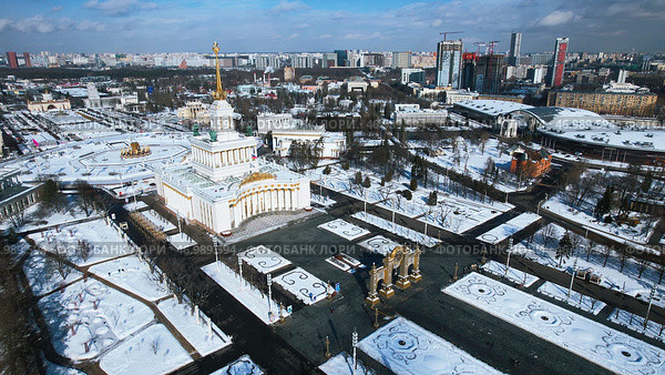 Beautiful urban landscape with historical center and square in winter. Стоковое фото, фотограф David Kashakhi / Фотобанк Лори