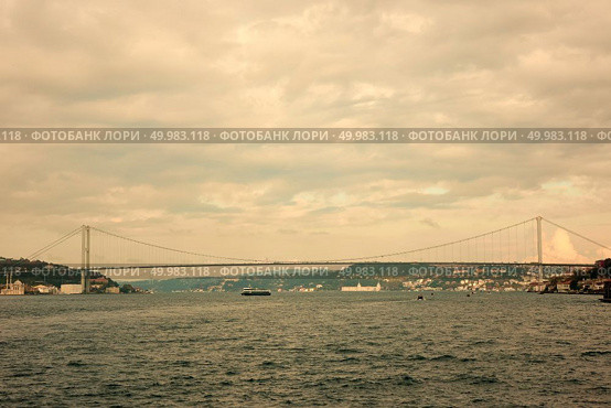 Beautiful view of the Bosphorus, the Bosphorus Bridge which connects Asian and European sides of Istanbul. Bosphorus bridge in Istanbul Turkey - connecting Asia and Europe. Bosphorus, Rumelian Castle and Fatih Sultan Mehmet Bridge view from, Anatolian side of the Bosporus. Стоковое фото, агентство Ingram Publishing / Фотобанк Лори