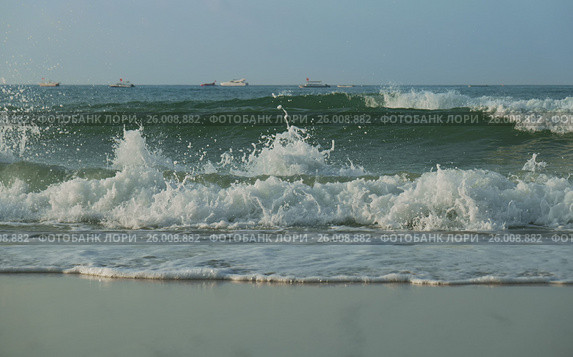 Beautiful waves of South China Sea on Dadonghai beach. Стоковое фото, фотограф Юлия Машкова / Фотобанк Лори