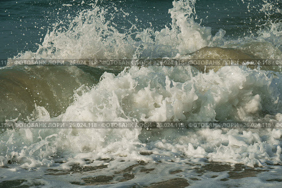 Beautiful waves of South China Sea on Dadonghai beach. Стоковое фото, фотограф Юлия Машкова / Фотобанк Лори