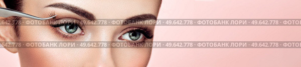 Beautiful Woman with Extreme Long False Eyelashes. Eyelash Extensions. Makeup, Cosmetics. Beauty, Skincare. Woman Glues Eyelashes. Стоковое фото, агентство Ingram Publishing / Фотобанк Лори
