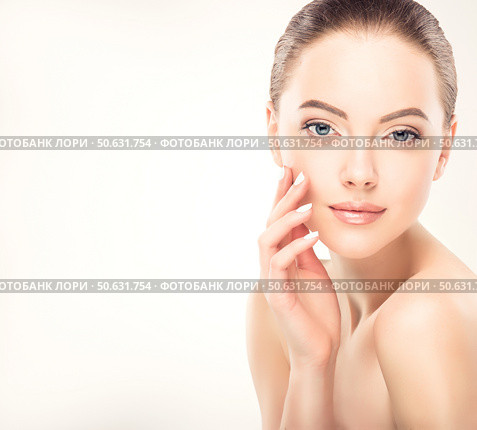 Beautiful young woman with clean fresh skin on face . Girl facial treatment . Cosmetology , beauty and spa . Стоковое фото, фотограф Sofia Zhuravetc / Фотобанк Лори