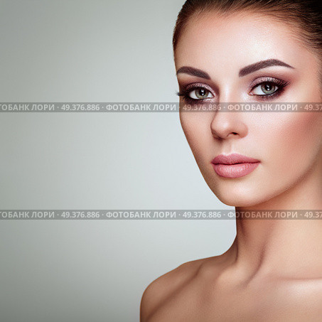 Beautiful Young Woman with Clean Fresh Skin. Perfect Makeup. Beauty Fashion. Eyelashes. Cosmetic Eyeshadow. Highlighting. Cosmetology, Beauty and Spa. Стоковое фото, агентство Ingram Publishing / Фотобанк Лори