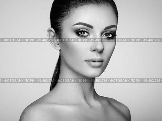 Beautiful Young Woman with Clean Fresh Skin. Perfect Makeup. Beauty Fashion. Eyelashes. Cosmetic Eyeshadow. Highlighting. Cosmetology, Beauty and Spa. Стоковое фото, агентство Ingram Publishing / Фотобанк Лори