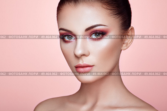 Beautiful Young Woman with Clean Fresh Skin. Perfect Makeup. Beauty Fashion. Eyelashes. Cosmetic Eyeshadow. Highlighting. Cosmetology, Beauty and Spa. Стоковое фото, агентство Ingram Publishing / Фотобанк Лори