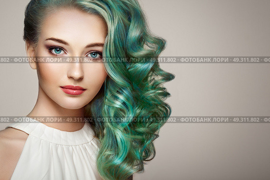 Beauty fashion model girl with colorful dyed hair. Girl with perfect makeup and hairstyle. Model with perfect healthy dyed hair. Стоковое фото, агентство Ingram Publishing / Фотобанк Лори