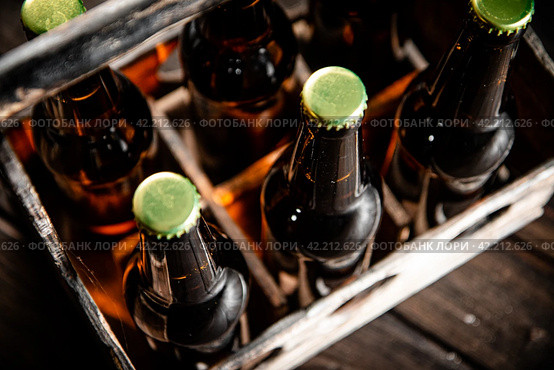Beer bottles in an old box. Стоковое фото, фотограф Артем Шадрин / Фотобанк Лори
