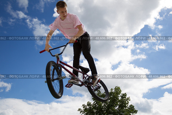 Belarus, Gomel, June 24, 2018. Central park. Extreme cycling.Risky sports cycling against the sky. Редакционное фото, фотограф Лазаренко Светлана / Фотобанк Лори