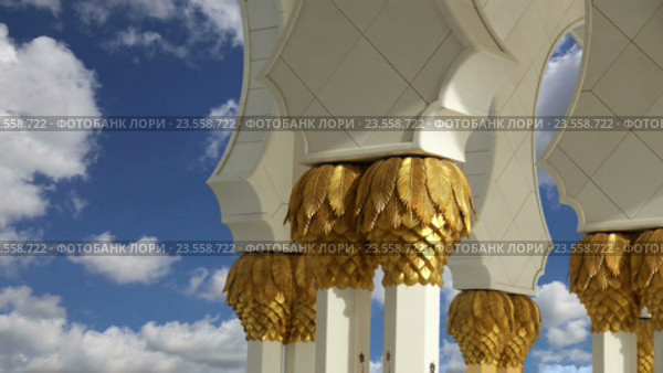 Белая Мечеть Шейха Заида Бин Султана Аль Нахьяна (Sheikh Zayed Mosque) в Абу Даби, ОАЭ (2016 год). Стоковое видео, видеограф Владимир Журавлев / Фотобанк Лори