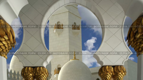 Белая Мечеть Шейха Заида Бин Султана Аль Нахьяна (Sheikh Zayed Mosque) в Абу Даби, ОАЭ (2016 год). Стоковое видео, видеограф Владимир Журавлев / Фотобанк Лори