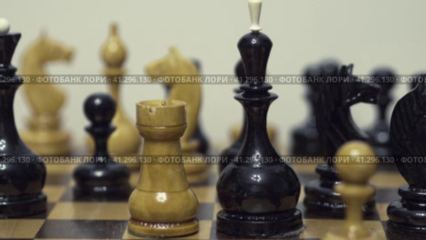 Белая шахматная ладья и черный шахматный король. Рука двигает шахматную фигуру. Стоковое видео, видеограф Евгений Ковальский / Фотобанк Лори