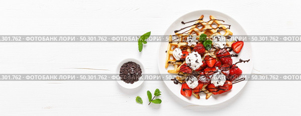 Belgian waffles with fresh strawberry, chocolate topping and whipped cream. Banner. Стоковое фото, агентство Ingram Publishing / Фотобанк Лори