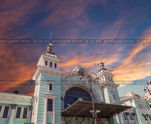 Belorusskiy railway station (written in Russian)-- is one of the nine main railway stations in Moscow, Russia. It was opened in 1870 and rebuilt in its current form in 1907-1912 (2016 год). Редакционное фото, фотограф Владимир Журавлев / Фотобанк Лори