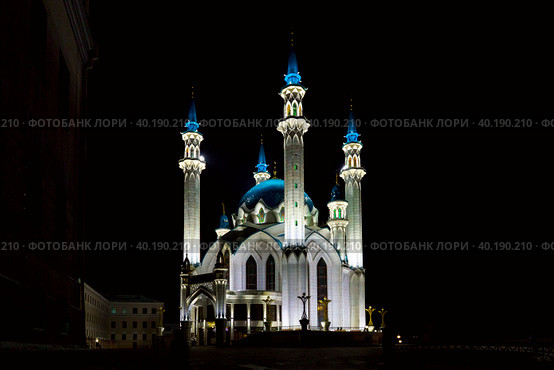 Белоснежная мечеть Кул Шариф в черноте зимней ночи в городе Казань (2023 год). Стоковое фото, фотограф Sergei Gorin / Фотобанк Лори