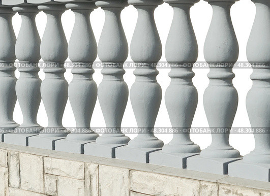 Белые каменные перила на белом фоне.  White stone railings on a white background. Стоковое фото, фотограф Татьяна Д / Фотобанк Лори