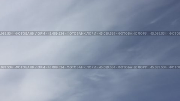 Белые облака движутся по небу. На фоне светло голубого неба медленно плывут кучевые и перистые облака, они находятся на разной высоте. Сквозь облака видно небо. Облака разной формы и размера. Стоковое видео, видеограф Andrew_Swarga / Фотобанк Лори