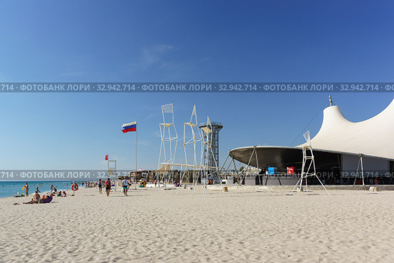 Белый песок  на пляже Z. City в Поповке. Крым, Сакский район (2019 год). Редакционное фото, фотограф Наталья Гармашева / Фотобанк Лори
