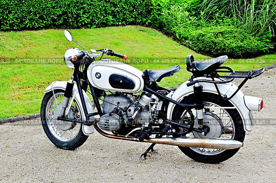 Белый туристический мотоцикл марки BMW R60/2 1967 г. выпуска  на ретро-выставке мотоциклов и мопедов в провинции Франции (2016) Редакционное фото, фотограф Вера Смолянинова / Фотобанк Лори