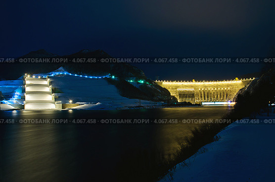 Береговой водосброс и Саяно-Шушенская ГЭС ночью (2012 год). Стоковое фото, фотограф Игорь Боголюбов / Фотобанк Лори