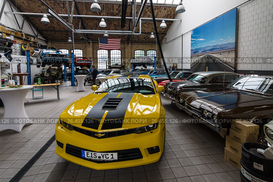 BERLIN - MAY 13, 2017: Car workshop for maintenance of classic American cars. Center of competence for classic cars and youngtimers - Classic Remise. Exhibition "Oldtimertage Berlin-Brandenburg" Редакционное фото, фотограф Sergey Kohl / Фотобанк Лори