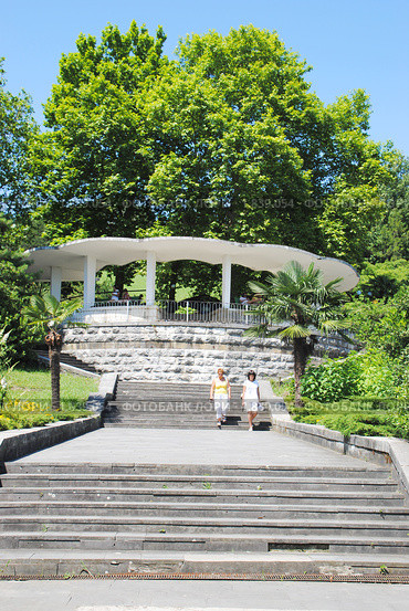 Беседка и лестница в парке "Дендрарий" (2010 год). Редакционное фото, фотограф Анна Мартынова / Фотобанк Лори