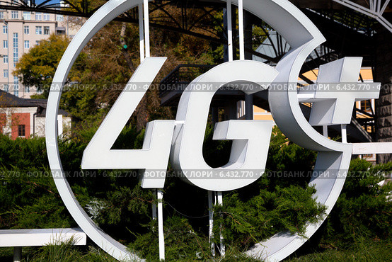 Бесплатная точка коллективного доступа к высокоскоростной сети Интернет 4G+ на Берсеневской набережной города Москвы, Россия (2014 год). Редакционное фото, фотограф Николай Винокуров / Фотобанк Лори