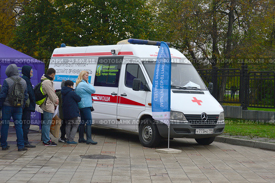 Бесплатная вакцинация от гриппа. Мобильный медицинский пункт около станции метро "ВДНХ" в Москве (2016 год). Редакционное фото, фотограф lana1501 / Фотобанк Лори
