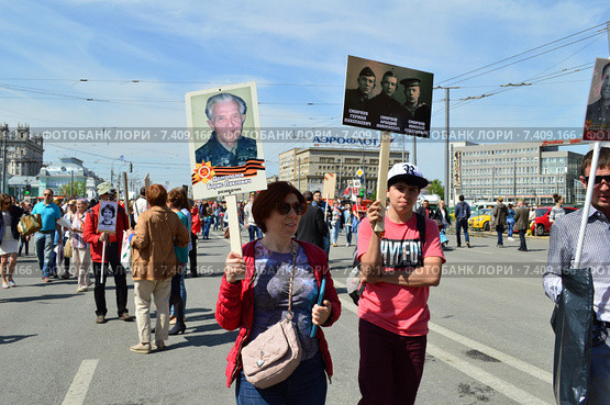 "Бессмертный полк - Москва" на 1-й Тверской-Ямской улице в Москве 9 мая 2015 года. Редакционное фото, фотограф lana1501 / Фотобанк Лори