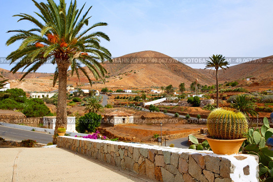 Betancuria village Fuerteventura at Canary Islands of Spain. Стоковое фото, агентство Ingram Publishing / Фотобанк Лори