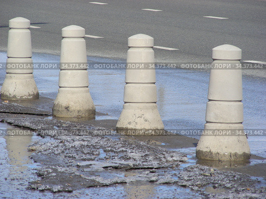 Бетонные тумбы на дороге (2010 год). Стоковое фото, фотограф lana1501 / Фотобанк Лори