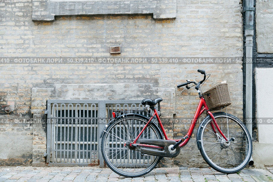 bicycle cobblestone pavement. Стоковое фото, агентство Ingram Publishing / Фотобанк Лори