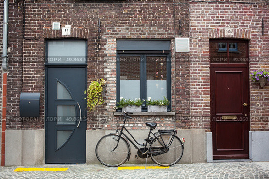 Bicycle on the street in Bruges, Belgium. Стоковое фото, агентство Ingram Publishing / Фотобанк Лори
