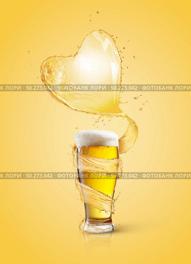 Big heart splash of light amber beer above full glass of fresh beverage with thick foam on a light yelow background, copy space.. Heart splash of light beer above full glass of fresh beverage. Стоковое фото, агентство Ingram Publishing / Фотобанк Лори