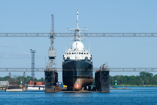Big ship in Baltiysk dry dock (2010 год). Редакционное фото, фотограф Сергей Буторин / Фотобанк Лори