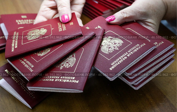 Биометрические заграничные паспорта граждан Российской Федерации. Стоковое фото, фотограф Станислав Красильников / ТАСС / Фотобанк Лори