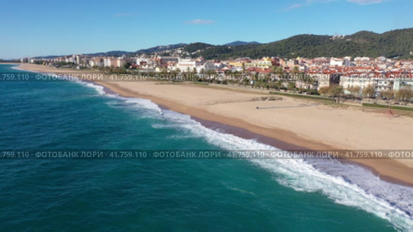 Bird's eye view of shoreline and beach of Malgrat de Mar, Spain. Стоковое видео, видеограф Яков Филимонов / Фотобанк Лори