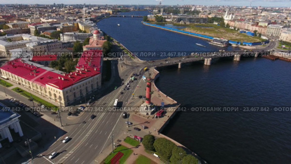 Биржевой мост через Малую Неву и Стрелка Васильевского острова с Ростральной колонной, Санкт-Петербург (2016 год). Стоковое видео, видеограф Кекяляйнен Андрей / Фотобанк Лори