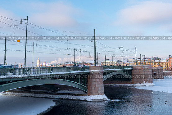 Биржевой мост. Река Малая Нева. Санкт-Петербург (2019 год). Редакционное фото, фотограф Александр Щепин / Фотобанк Лори