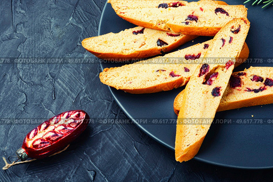 Biscotti popular italian dry biscuits. Cantuccini christmas food. Biscotti or cantuccini. Стоковое фото, агентство Ingram Publishing / Фотобанк Лори