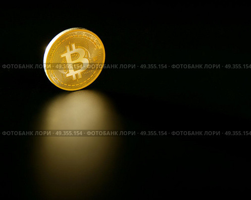 Bitcoin BTC coin reflection on the black soil. Bitcoin BTC coin reflection on the black soil background. Стоковое фото, агентство Ingram Publishing / Фотобанк Лори