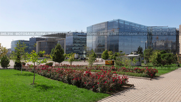 Бизнес центр Finansial district в Алма-Ате (2022 год). Стоковое фото, фотограф Михаил Старшов / Фотобанк Лори