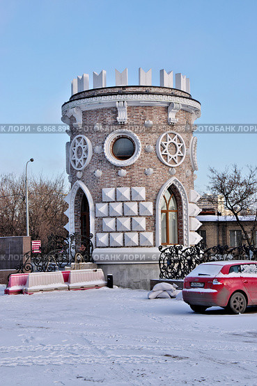 Бизнес-центр "Верейская плаза" (Vereyskaya Plaza). Круглая охранная башня. Москва (2015 год). Редакционное фото, фотограф Илюхина Наталья / Фотобанк Лори