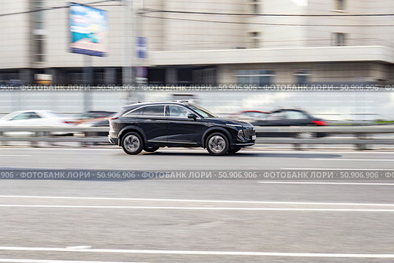 Black Haval F7 car on the city street. Fast moving SUV on urban road with blurred background. Редакционное фото, фотограф Константин Григорьев / Фотобанк Лори