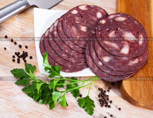 black puddingon served with parley on plate on wooden table. Стоковое фото, фотограф Яков Филимонов / Фотобанк Лори