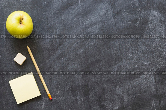 blackboard with apple stationery. Стоковое фото, агентство Ingram Publishing / Фотобанк Лори