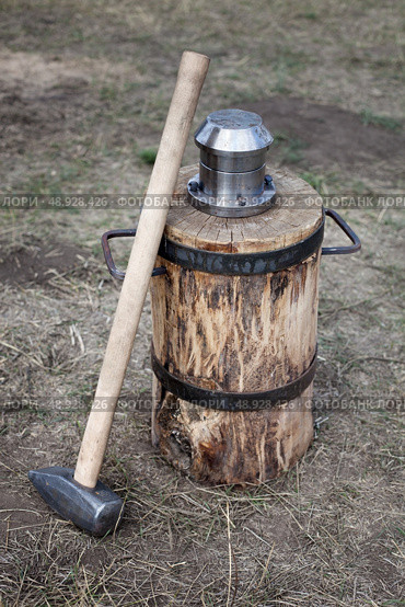 blacksmith hammer and coinage tool. Стоковое фото, агентство Ingram Publishing / Фотобанк Лори